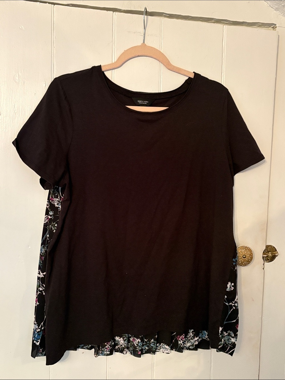 Simply Vera Vera Wang Black Short Sleeve Top with Floral Sheet Pleated back L